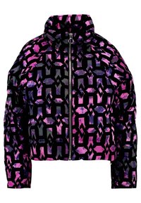 Gewatteerde jas met hoge kraag, voorzien van een gedurfde zwarte geometrische print op een multicolored roze en paarse achtergrond. Voorkant met ritssluiting.