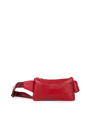 Sac banane en cuir rouge avec une sangle ajustable et un compartiment principal zippé, conçu pour un port mains-libres.