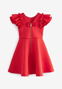 Robe rouge avec des manches courtes à volants, un accent en noeud au niveau du col et une fermeture éclair à l'avant. Présente des motifs en relief sur tout le tissu.