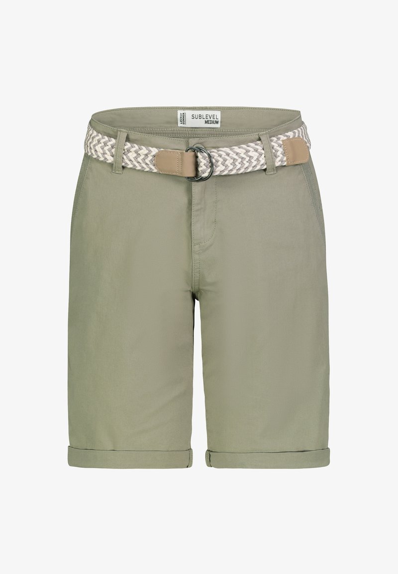 Hellgrüne Shorts mit einem gewebten Gürtel, der eine runde Metall-Schnalle hat. Der Stoff ist glatt und hat umgekrempelte Säume. Das Etikett trägt die Aufschrift "SUBLEVEL MEDIUM."