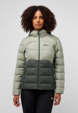 Grüne und dunkelgrüne Daunenjacke mit Reißverschluss, gepolstertes Design und subtiler Logoanbringung im oberen linken Brustbereich.