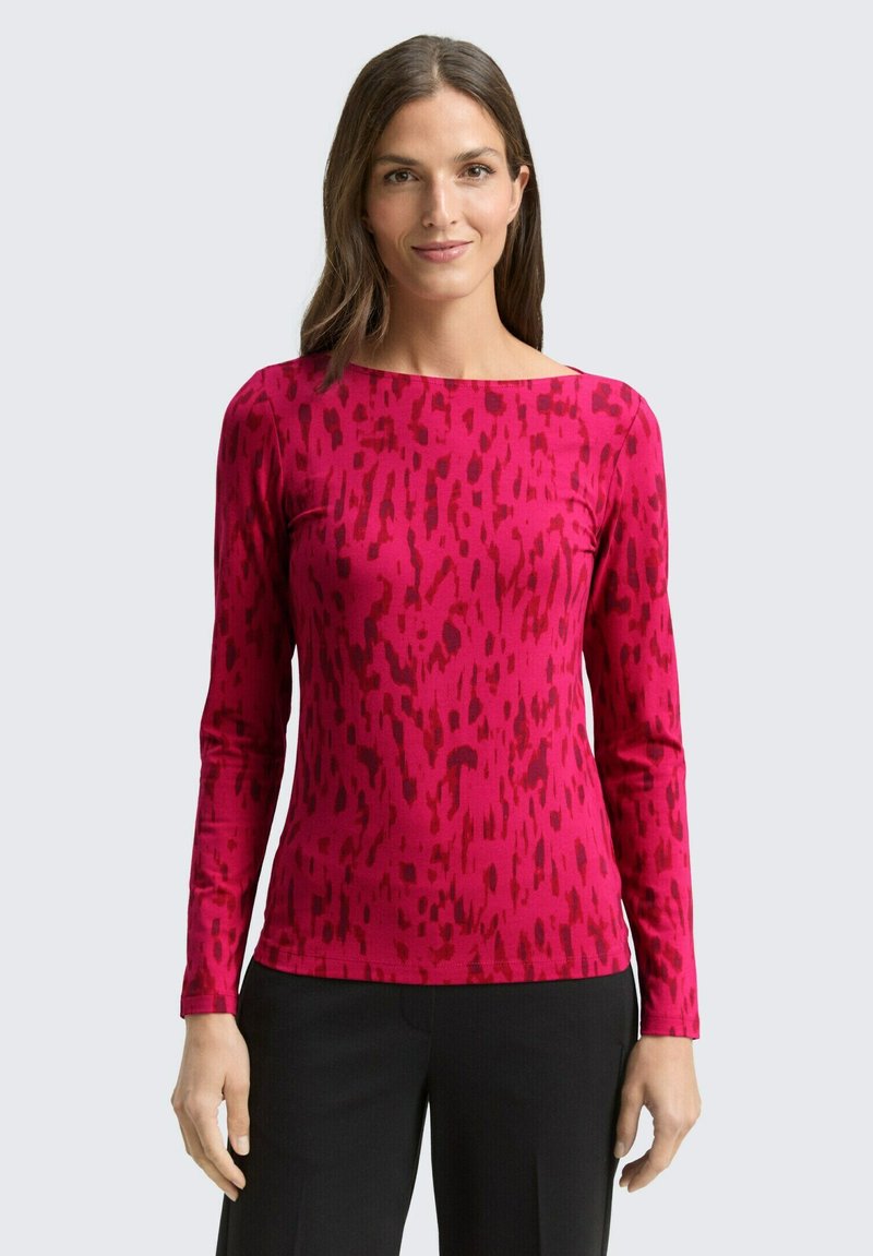 Langärmliges Oberteil in lebendigem Rosa mit einem strukturierten, abstrakten Muster. Verfügt über einen weiten Ausschnitt und eine figurbetonte Silhouette.