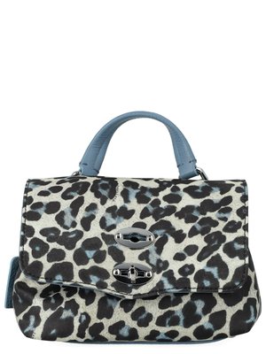 Borsa con stampa leopardata blu e nera, manico in pelle blu e chiusure doppie a vite argentate sulla patta anteriore.