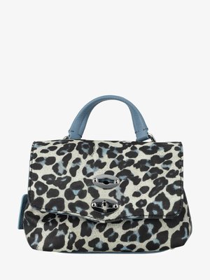 Sac à main avec imprimé léopard bleu et noir, poignée en cuir bleu et fermoirs à double verrouillage argentés sur le rabat avant.