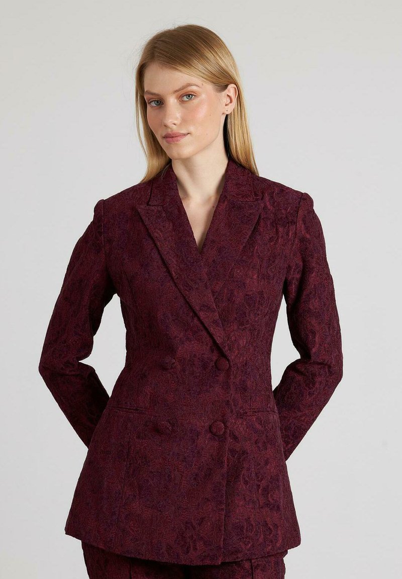 Bordeaux geklede blazer met een dubbelzijdig ontwerp, uitgesneden revers en knoopaccenten, met een getailleerde pasvorm en gestructureerde schouders.