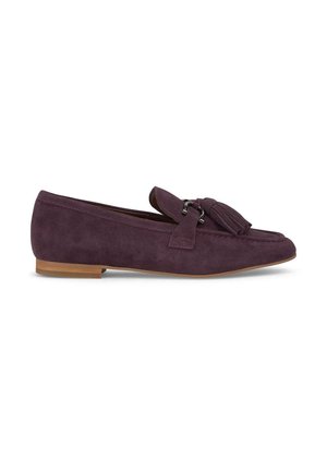 Dunkelviolette Wildlederschuhe mit flacher Sohle, ausgestattet mit einem dekorativen Quasten- und Metallakzent. Glatte Textur mit minimalistischem Design.