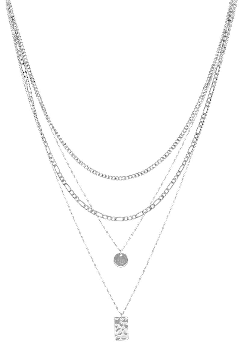 Collier en argent à plusieurs couches comportant trois chaînes : une chaîne avec maillons épais, une chaîne délicate avec un pendentif rond texturé et un pendentif rectangulaire martelé.