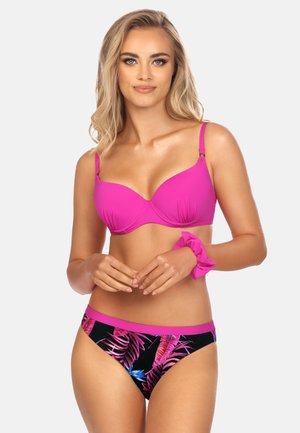 Różowy biustonosz bikini z wypełnieniem i regulowanymi ramiączkami, w komplecie z czarnymi majtkami w kolorowy tropikalny wzór liści. Zawiera pasujący scrunchie.