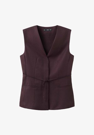 Mouwloos vest met V-hals in dieprode stof, voorzien van een ceintuur in de taille, twee voorzakken en een getailleerde pasvorm.