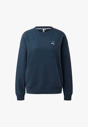 Sweat-shirt bleu marine à col rond avec petite broderie blanche de cerise en forme de cœur sur le haut gauche de la poitrine, poignets et ourlet côtelés.