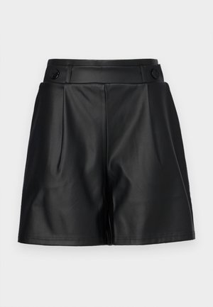 Zwarte faux leren shorts met geplooide voorkant, brede pijpen en knoopdetails op de tailleband. Gladde textuur, op maat gemaakt ontwerp.
