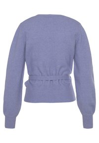 Lila gestrickte Strickjacke mit langen Ärmeln, taillierter Taille und einem Bindebanddetail auf der Rückseite. Weicher Stoff und gerippter Saum.