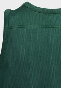 Camiseta deportiva verde sin mangas hecha de tela de malla transpirable. Cuenta con un escote redondo y un material ligero y texturizado con rayas verticales.