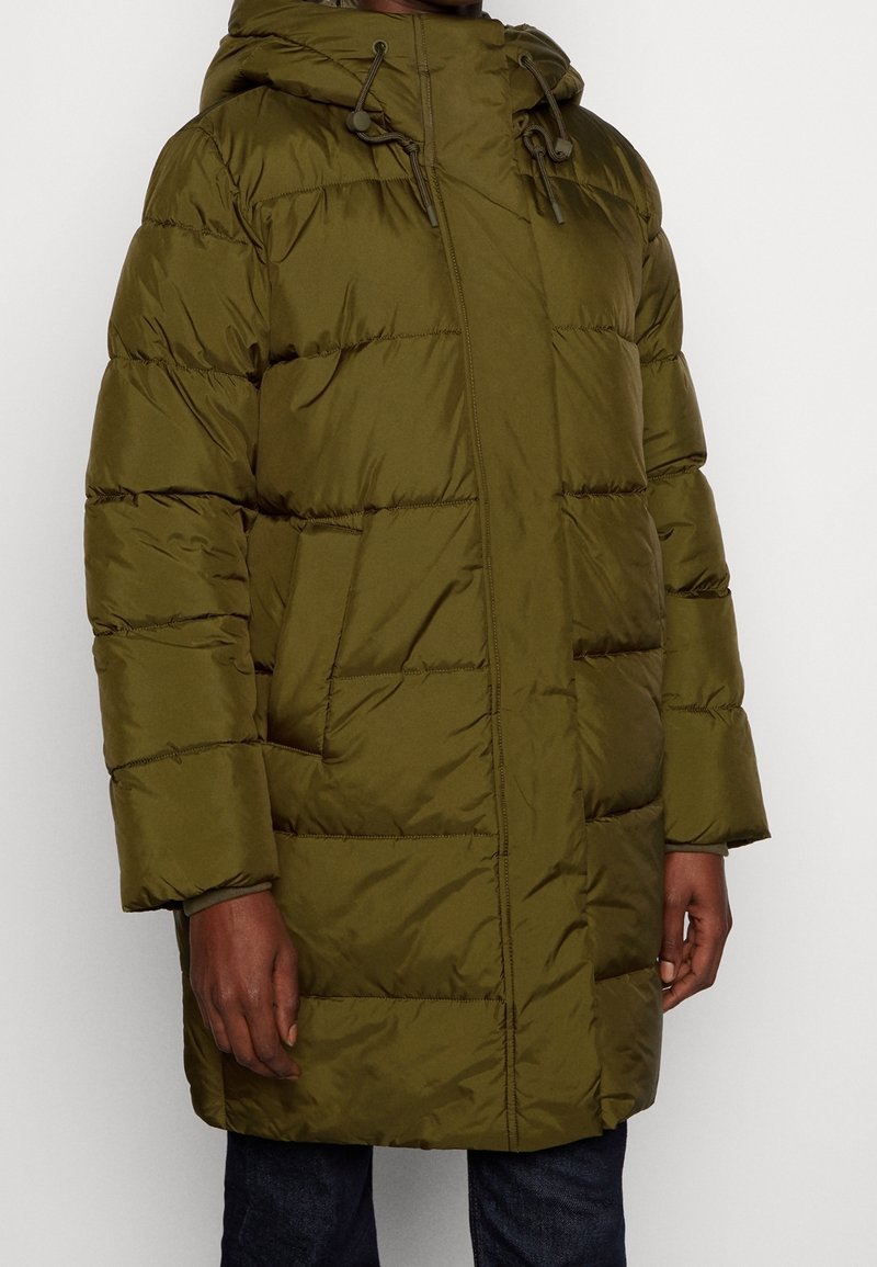 Abrigo acolchado de color verde oliva con capucha, que presenta un cierre de cremallera y botón, diseño acolchado y bolsillos frontales, hecho de un tejido ligero y brillante.