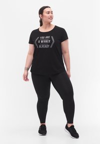 Active by Zizzi TRAININGS - T-shirt imprimé - black w winner