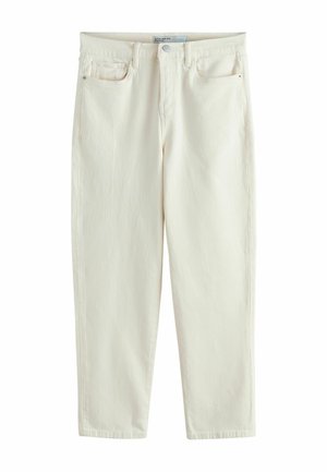 Krémfehér egyenes szárú farmernadrág elülső zsebekkel, övbemélyedésekkel és gombos záródással, fehér háttér előtt laposan elhelyezve.