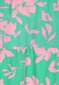 Abito floreale con fiori rosa su uno sfondo turchese, caratterizzato da una leggera texture e dettagli arricciati vicino alla vita.
