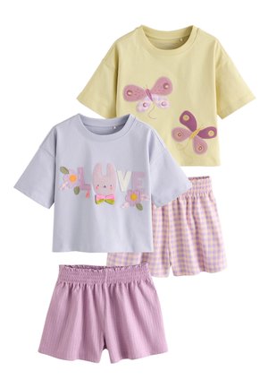 Zwei Sets Kinder-Sommerkleidung mit kurzen Ärmeln und Shorts; eines gelb mit Schmetterlingsmotiven, eines lavendel mit "LOVE" Text und Tier- und Blumenmotiven.