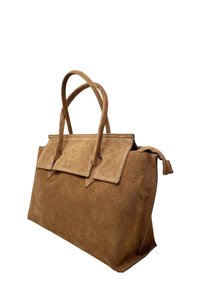 Brązowa torebka z zamszu z dwoma uchwytami, o wyraźnie zarysowanym kształcie i zapięciem na klapkę. Posiada widoczne szwy i teksturowaną powierzchnię.