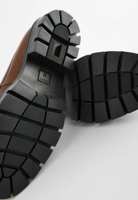 Next FOREVER COMFORT CLEATED - Jalga libistatavad jalanõud - tan brown