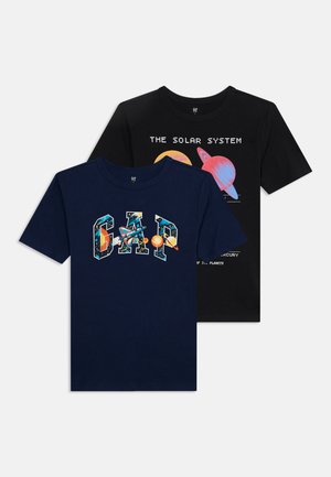 Deux t-shirts à manches courtes, un bleu marine avec des lettres "GAP" remplies d'espace et de planètes, un noir avec un texte "The Solar System" et des illustrations de planètes.