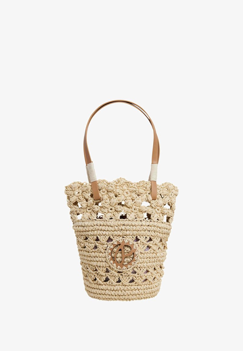 Pleteni koš za sjednice od prirodne boje sa teksturiranim dizajnom od čipke, s svijetlosmešanim kožnim ručkama i akcentom s logotipom na prednjoj strani.