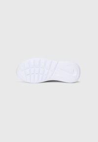 Suola di sneaker bianca con motivi di grip testurizzati e punta arrotondata. Presenta un logo del marchio prominente e un materiale in gomma liscio e durevole.
