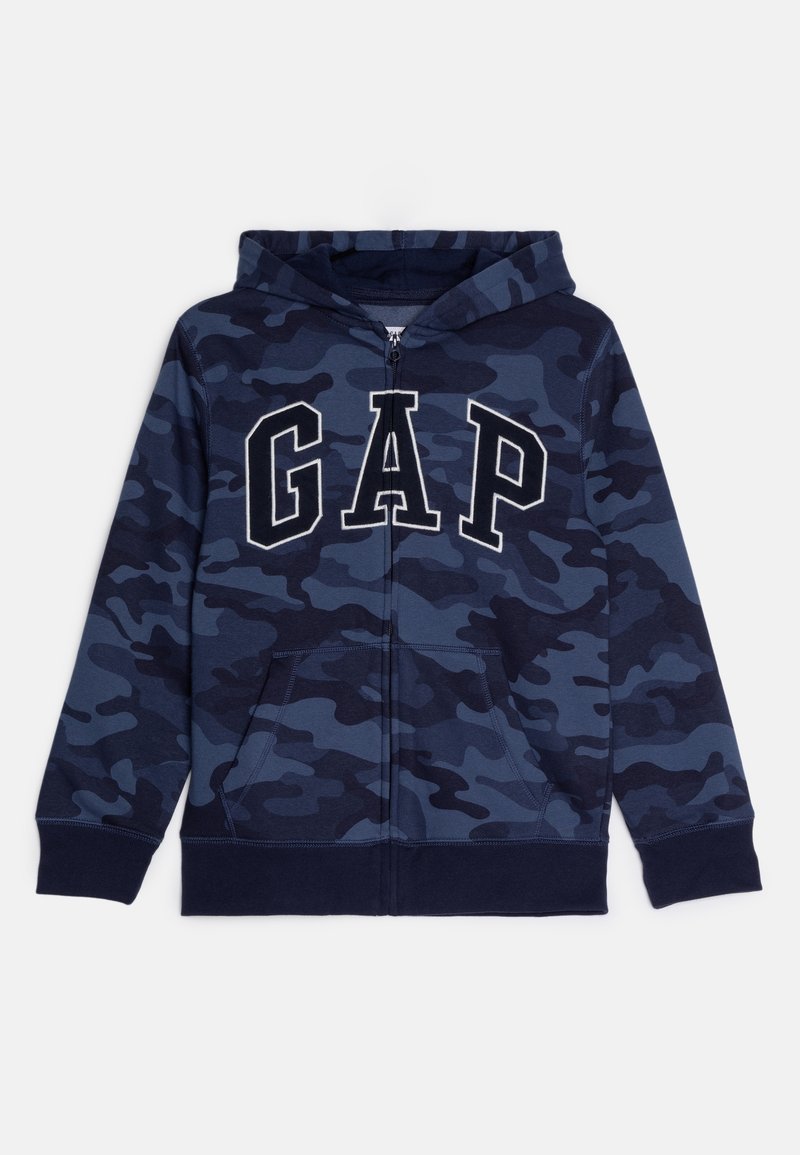 Sweat à capuche zippé à motifs camouflage bleu marine avec poches avant et grandes lettres "GAP" en blanc sur la poitrine.