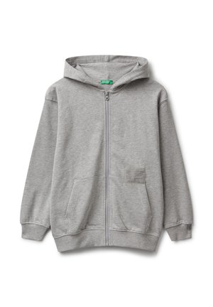 Haut à capuche zippé gris clair avec poches avant, une capuche, des manches à bord côtes et un petit patch rectangulaire sur le bas à droite.