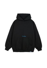 Czarna bluza z kapturem wykonana z teksturowanej tkaniny, z kieszenią z przodu, w oversize'owym kroju i niebieskim logo na klatce piersiowej. Regulowany kaptur ze sznurkiem.