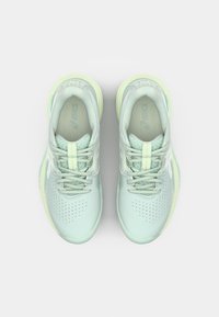 Baskets de sport teal clair avec un upper en mesh respirant, des détails perforés et une semelle rembourrée. Lacets et accents en vert menthe doux.