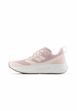 Chaussure de sport rose clair avec une tige en mesh, semelle intermédiaire blanche, détails texturés et semelle extérieure en caoutchouc. Dispose d'un design à lacets et d'une languette à l'arrière.