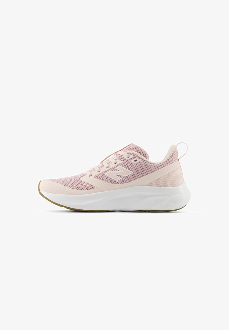 Helle rosa Sportschuh mit Mesh-Obermaterial, weißer Zwischensohle, strukturierten Details und Gummilaufsohle. Verfügt über ein Schnürdesign und einen Rückzugriemen.