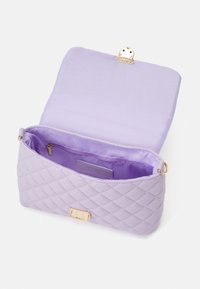 Borsa a tracolla trapuntata color lilla con una chiusura dorata, dotata di interni in satin e una tasca con zip. Texture morbida e forma rettangolare.