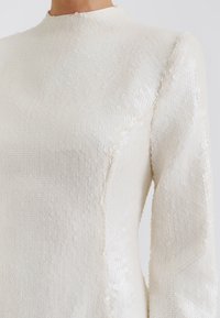 Biele šatám s flitrami, s vysokým výstrihom a dlhými rukávmi, s hladkou textúrou a priliehavým strihom.