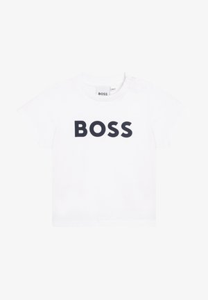 Camiseta branca de algodão com mangas curtas, apresentando uma grande impressão preta de "BOSS" na frente. Inclui fechos de pressão nos ombros para facilitar o vestir.