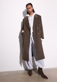 Stradivarius DOUBLE-BREASTED - Klasičan kaput - dark brown