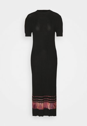 Robe midi noire à manches courtes, col rond et bas plissé avec des rayures horizontales roses et noires.