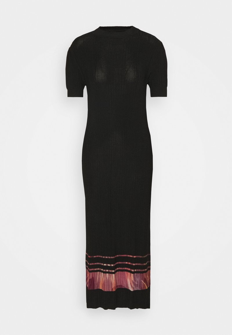 Robe midi noire à manches courtes, col rond et bas plissé avec des rayures horizontales roses et noires.