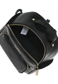 Schwarzer, gesteppter Kunstleder-Rucksack mit goldfarbenen Reißverschlüssen und Beschlägen. Verfügt über ein geräumiges Innenleben, zwei Reißverschlussfächer und einen oberen Griff.