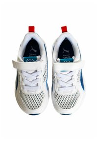 Scarpe da ginnastica bianche con esterno in mesh, dettagli blu e linguetta rossa sul tallone. Caratteristiche includono lacci e una fascia in Velcro per una calzata sicura.