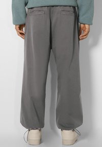 Bershka Träningsbyxor - grey