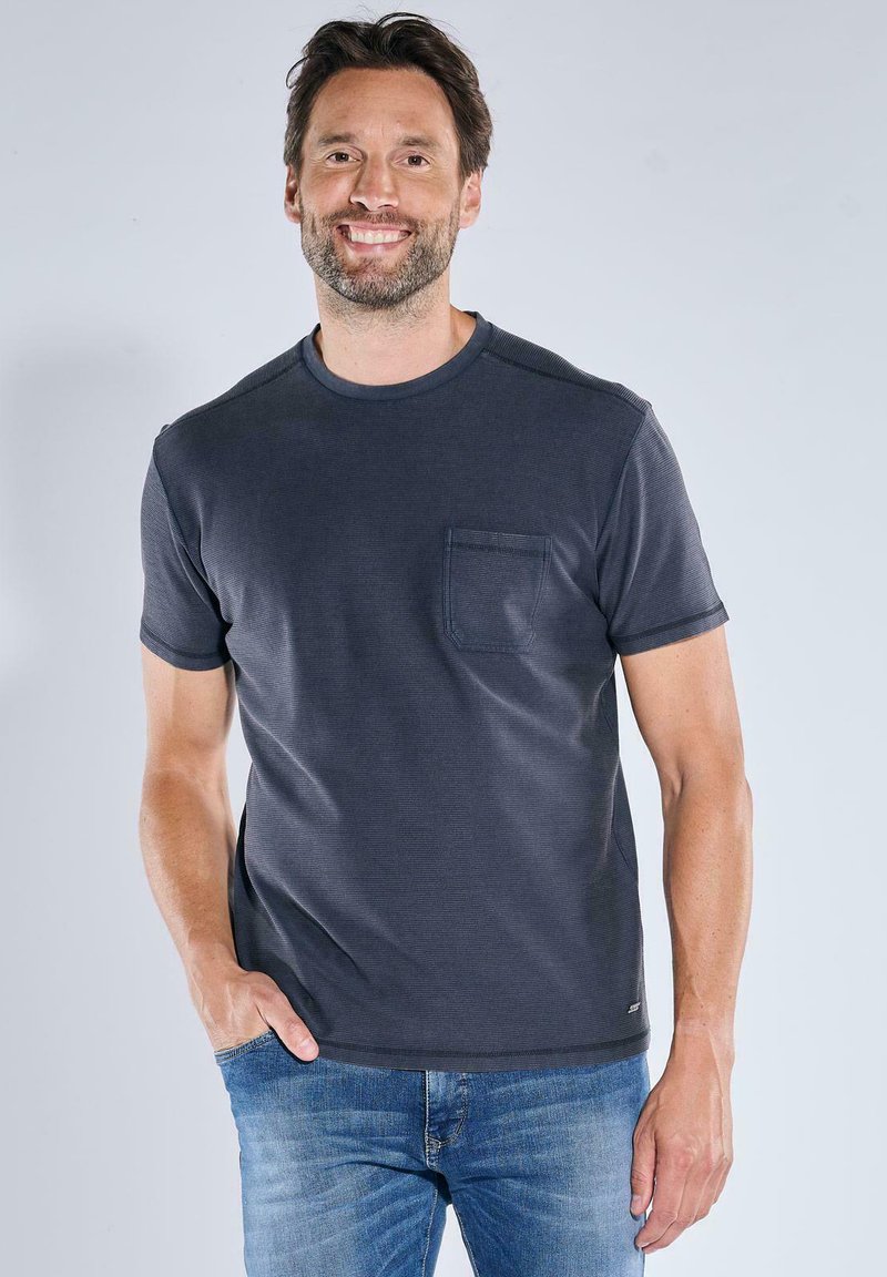 Marineblaue kurzärmlige T-Shirt mit Rundhalsausschnitt und Brusttasche, aus einem weichen Stoff gefertigt, mit einer dezenten gerippten Textur.