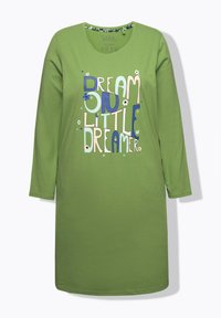 Vestito da notte verde a maniche lunghe con scollatura rotonda, caratterizzato dal testo "SOGNA PICCOLO SOGNATORE" in caratteri colorati e giocosi, con accenti floreali.
