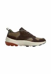 Braune und beige Sportaus Schuhe aus Wildleder und Mesh-Materialien, runde Zehenpartie, Schnürung an der Vorderseite und strukturierte Gummisohle mit orangefarbenen Akzenten.