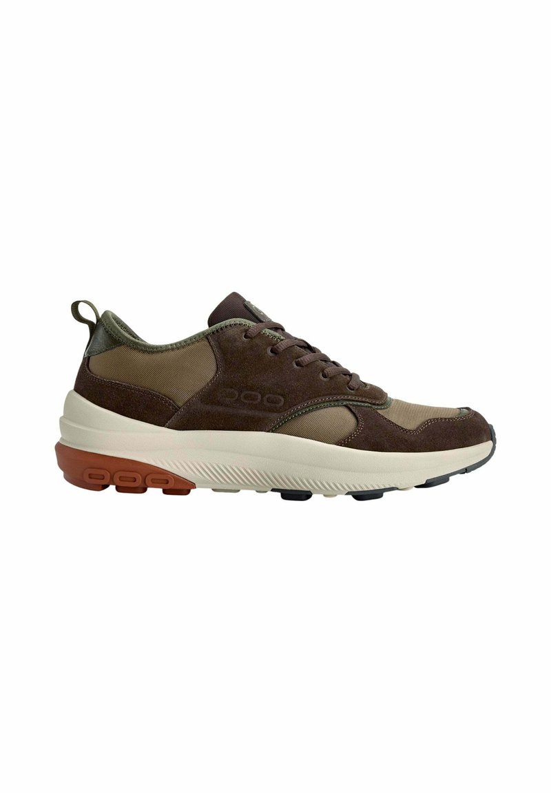 Braune und beige Sportaus Schuhe aus Wildleder und Mesh-Materialien, runde Zehenpartie, Schnürung an der Vorderseite und strukturierte Gummisohle mit orangefarbenen Akzenten.