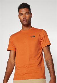 The North Face M SS SIMPLE DOME TEE - Sportovní tričko - earthen copper
