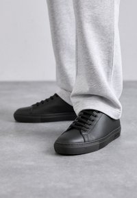 Selected, nero/rosso