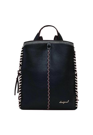 Schwarzer Leder-Rucksack mit weißen abgesteppten Kanten, vertikalem dekorativem Steppmuster in der Mitte, Trageschlaufe oben und kleinem "desigual"-Logo vorne.