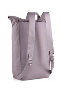 Sac à dos gris rembourré avec des bretelles larges en tissu, de forme carrée, et un panneau latéral texturé. Dispose d'un matériel ajustable pour un ajustement personnalisé.